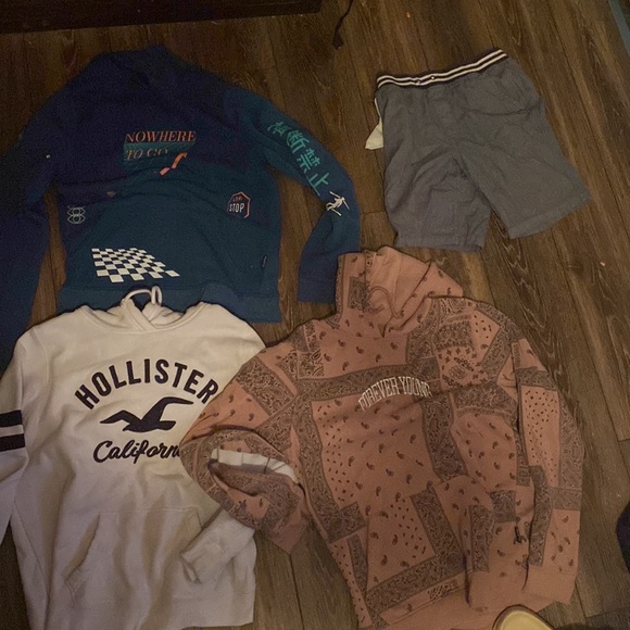 Selling a variety of brands. -Abercrombie, - Hollister, - Champion , - Old Navy, - Picture 2 of 12